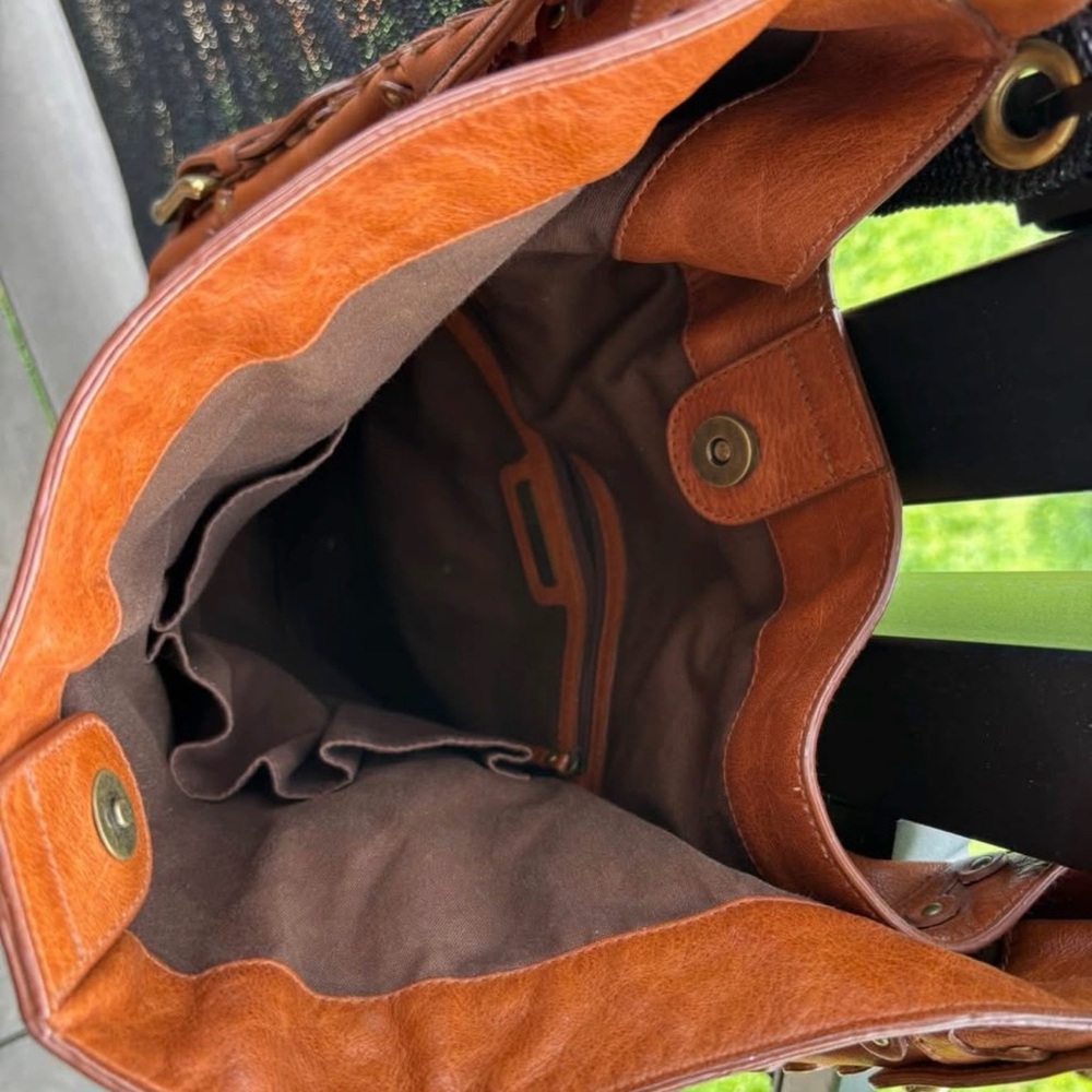Isabella Fiore Large Studded Hobo Leather Bag ๐ ABSOLUTELY STUNNING ๐ - Picture 6 of 7